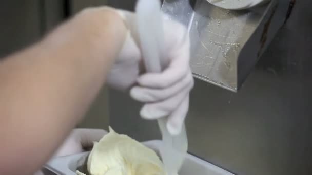 Préparer la crème glacée avec une machine professionnelle — Video