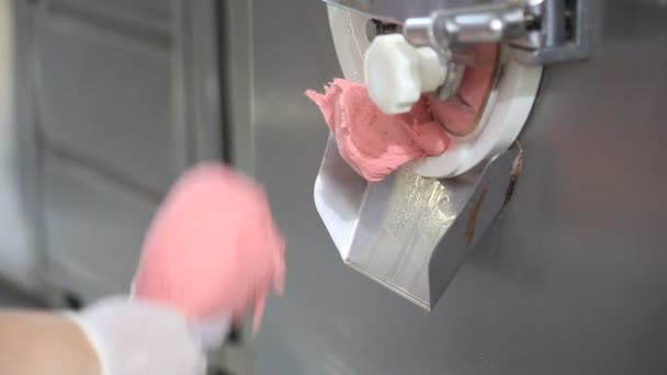 Preparar helado con máquina profesional — Vídeo de stock