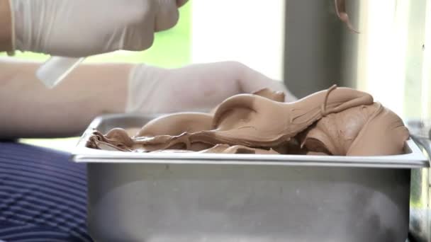 Ετοιμάστε παγωτό με επαγγελματικό μηχάνημα, γεύση σοκολάτας — Αρχείο Βίντεο