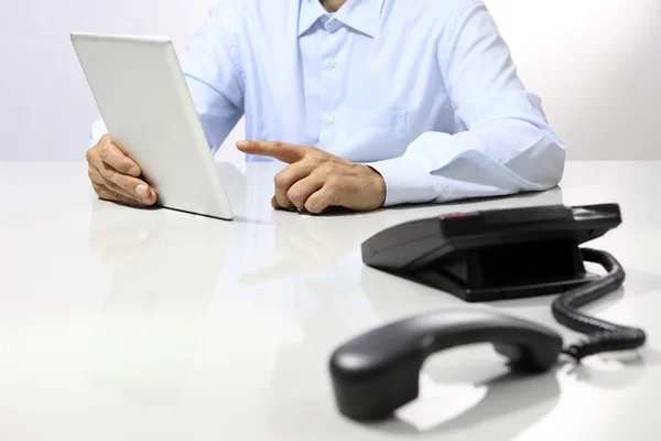 Escritorio, manos en la tableta y teléfono apagado — Foto de Stock