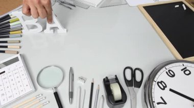 okula, el yazma metin üstünde okul sırası ileti örneği tam dönüş