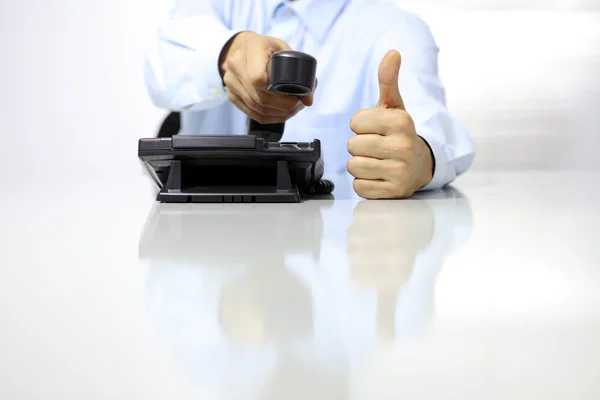 Como mano con teléfono de oficina en el escritorio — Foto de Stock