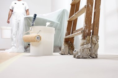 ressam adam bir silindir, kova ve ölçek, işyerinde alt görünümü