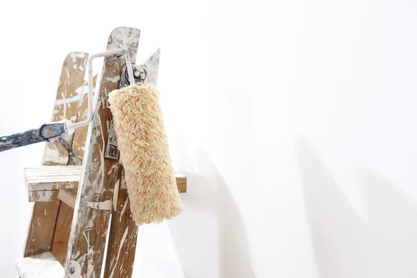 롤러 페인트, 벽에 기대어 화가 나무 사다리 — 스톡 사진