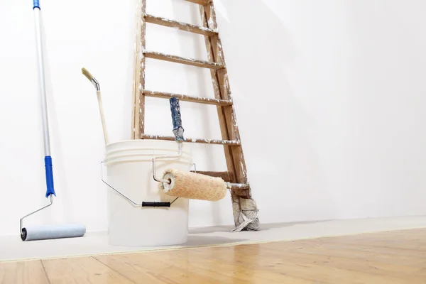 Målare vägg koncept, stege, skopa, rulla måla på golvet — Stockfoto