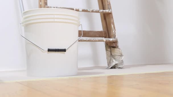 Målare mannen på jobbet, vilar den paint rollern i hinken — Stockvideo