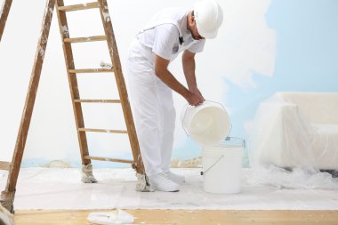 Ressam adama iş pour kova renge boyama için