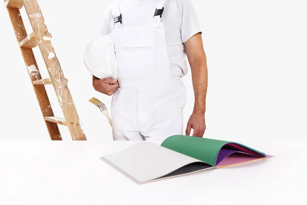 Homem pintor, conceito escolher a cor de amostras — Fotografia de Stock