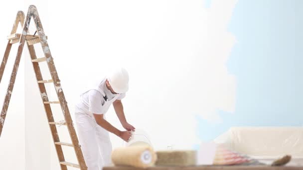 Pintor homem no trabalho, parede de pintura, pintor casa conceito — Vídeo de Stock