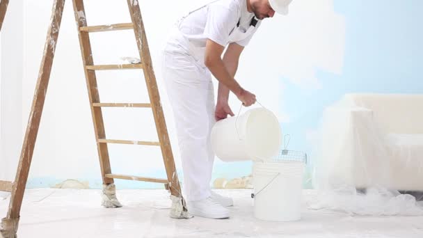 Homem pintor no trabalho, derrama a cor no balde, conceito casa pintor — Vídeo de Stock