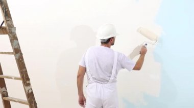 ressam adam silindir boyama duvar, ressam ev kavramı ile iş yerinde