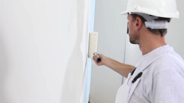 Pittore uomo al lavoro, con rullo pittura muro, pittore concetto di casa — Video Stock
