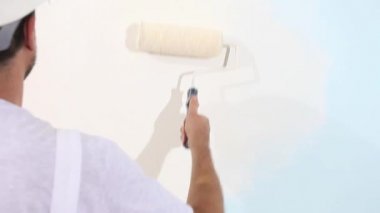 ressam adam silindir boyama duvar, ressam ev kavramı ile iş yerinde