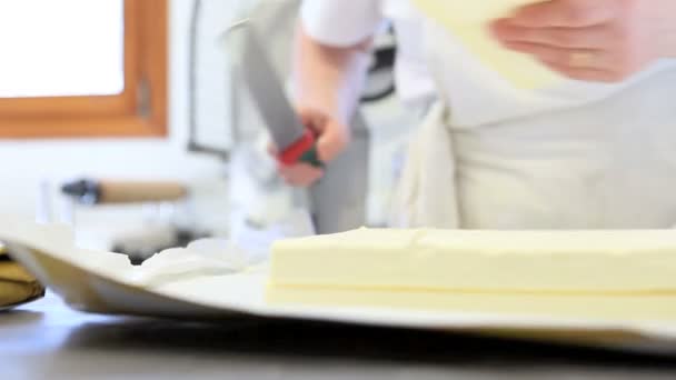 Croissants, chef van het gebakje handen voorbereiden — Stockvideo