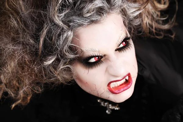 Vampiro mulher retrato com boca aberta mostrando dentes caninos, halloween compõem — Fotografia de Stock
