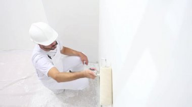 ressam adam silindir boyama duvar, ressam ev kavramı ile iş yerinde