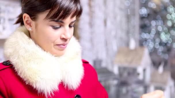 Weihnachten Frau Einkaufskugel Dekoration — Stockvideo