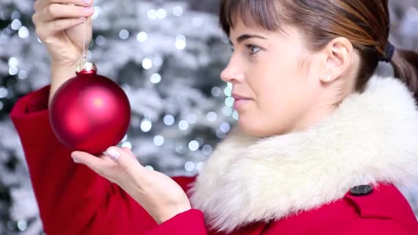 Christmas kvinna med röd boll av träd, leende — Stockvideo