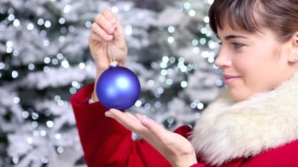 Lachende vrouw met huidige gift van Kerstmis — Stockvideo