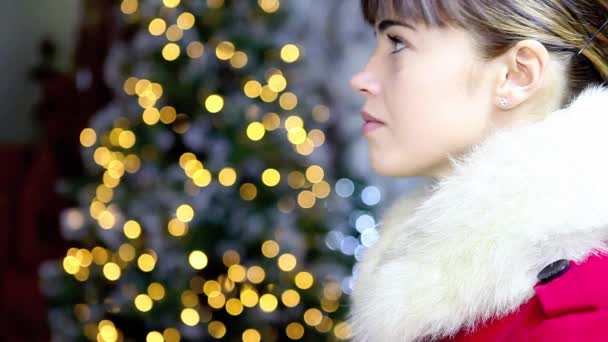 Weihnachten Frau einkaufen weißes Haus Laterne Dekoration — Stockvideo