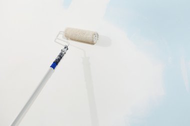 rulo fırça ressam beyaz duvara izole kavramı boyama