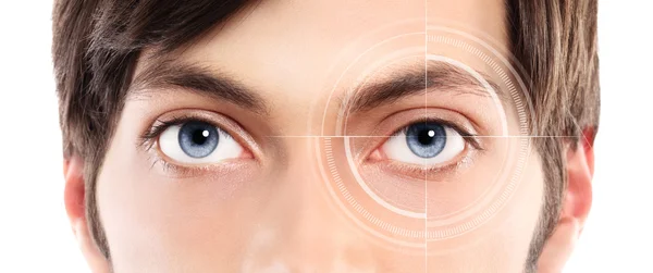 Zbliżenie niebieskie oczy od młodego człowieka i laserowe hologram na jej — Zdjęcie stockowe