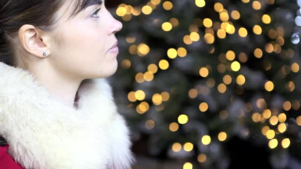 Mujer de Navidad sonriendo con el juguete del tren en el fondo luces — Vídeos de Stock