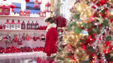 Noel kadın alışveriş süslemeleri pazarında depolamak