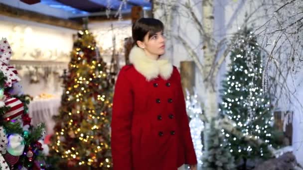 Mujer de Navidad decoraciones de compras en la tienda de mercado — Vídeos de Stock