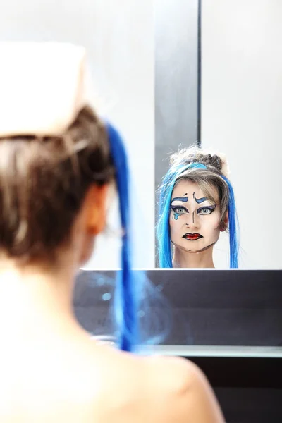Модель на зеркале, макияж трансвестита — стоковое фото