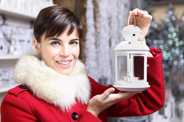 Weihnachtsfrau mit Laternenschmuck — Stockfoto