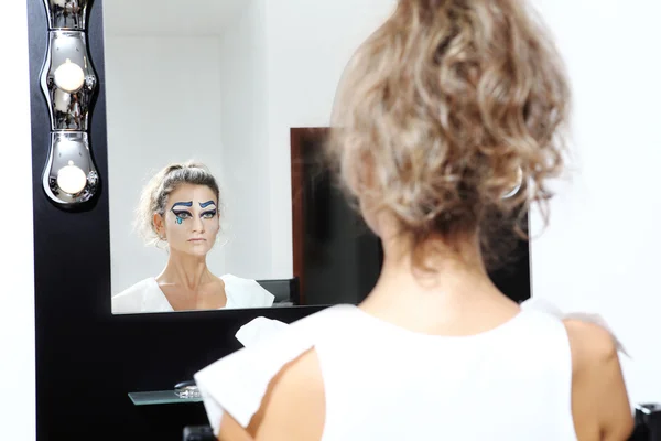 Modelo en el espejo, maquillaje concepto — Foto de Stock