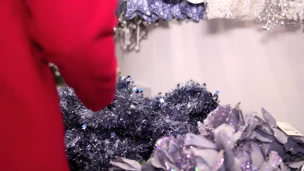 Mujer de compras decoraciones de Navidad en la tienda de mercado — Vídeos de Stock