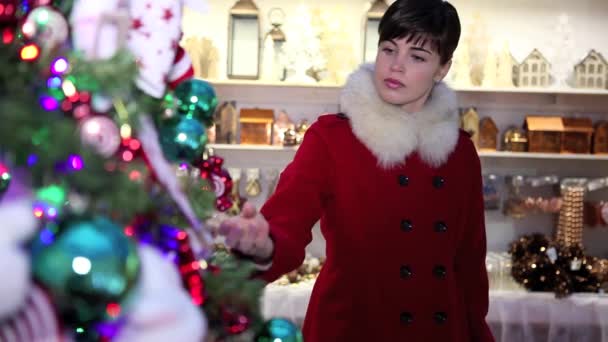 Mulher de compras decorações de Natal para árvore na loja de mercado — Vídeo de Stock