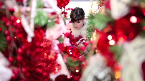 Mujer de compras decoraciones de Navidad para el árbol en la tienda de mercado — Vídeo de stock