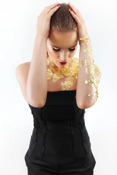 Modelo de maquillaje de moda glamour, pintura corporal dorada — Foto de Stock