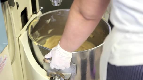 Chef de pastelaria industrial prepara os puffs com máquina de porcionamento — Vídeo de Stock