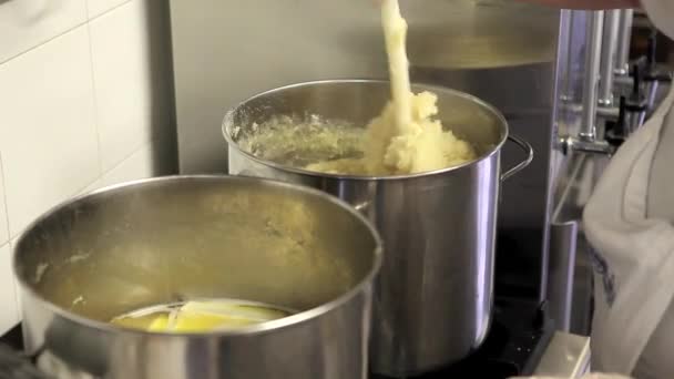 Chef prepara la masa en olla en la estufa en la cocina — Vídeo de stock