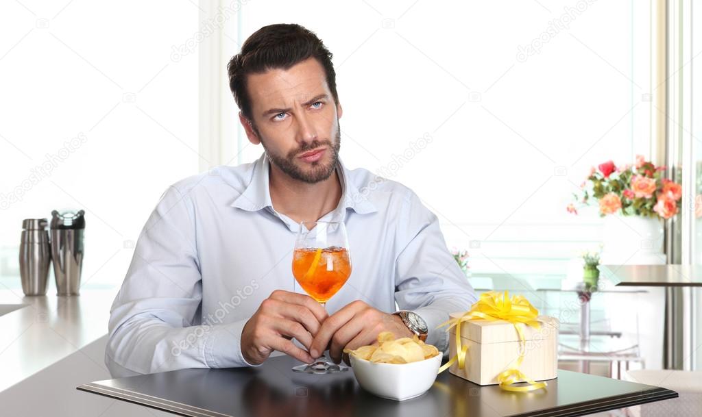 man waiting for woman late to date