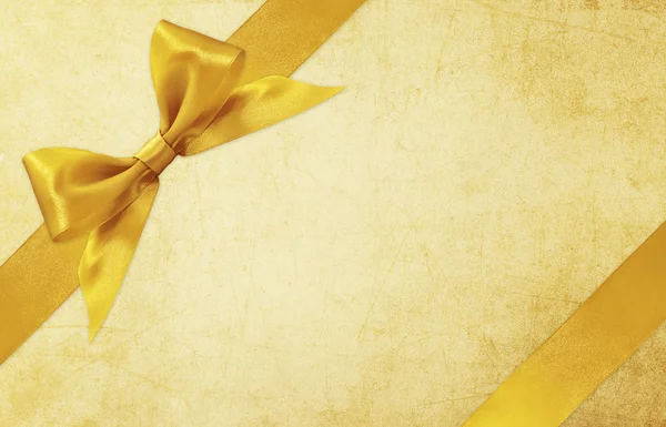 Altın arka plan üzerinde parlak altın saten şerit yay