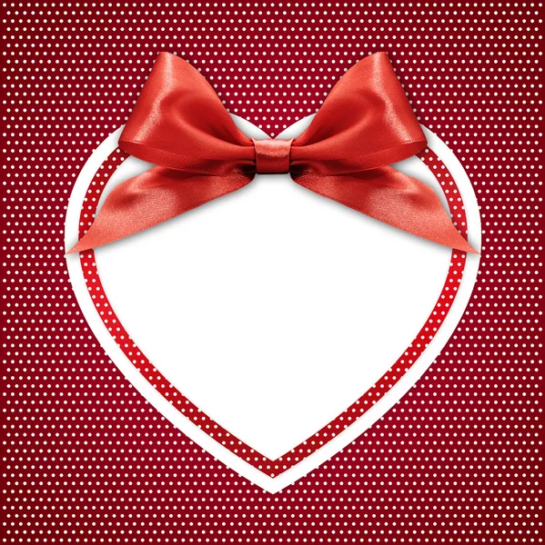 Vit hjärta kant stomme med rött band rosett på röd bakgrund — Stockfoto