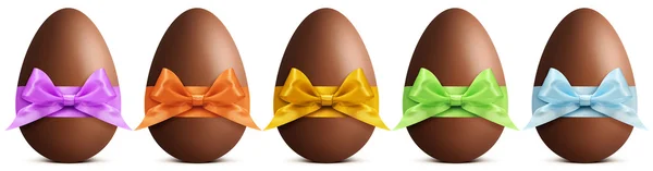 Шоколадні великодні яйця зі стрічкою Лук ізольовані на білому тлі — стокове фото