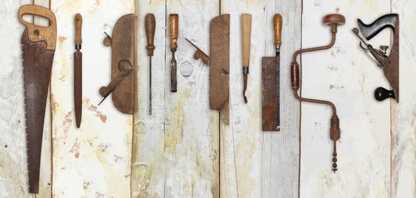 Tesařské nástroje na dřevěném pozadí — Stock fotografie