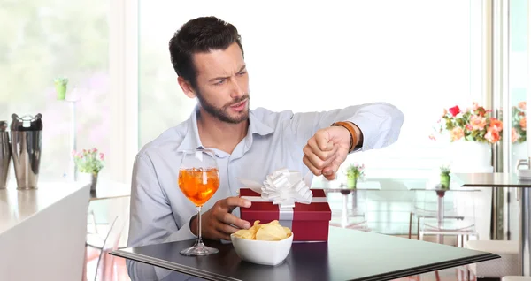 Hombre esperando a la mujer hasta la fecha — Foto de Stock