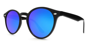 Beyaz arkaplanda izole edilmiş güneş gözlükleri 