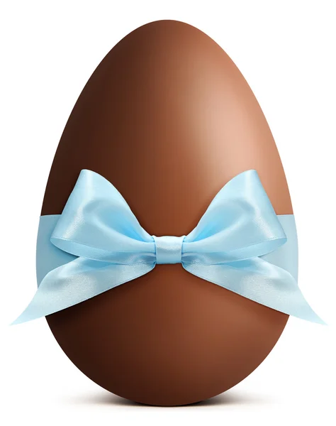 Csokoládé húsvéti tojás a kék szalag íj elszigetelt fehér fonákkal — Stock Fotó