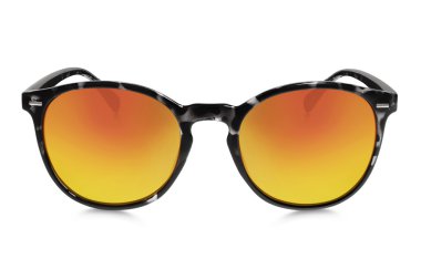 Beyaz arkaplanda izole edilmiş güneş gözlükleri 