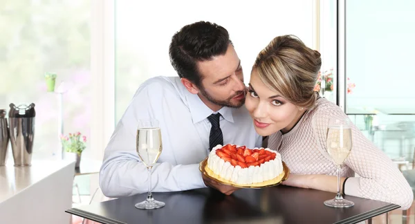 Feliz pareja en el bar con vino espumoso y pastel, concepto de amor —  Fotos de Stock