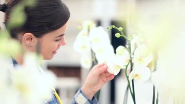 Bahçe çiçek, gülümseyen kadın dokunur bir orkide