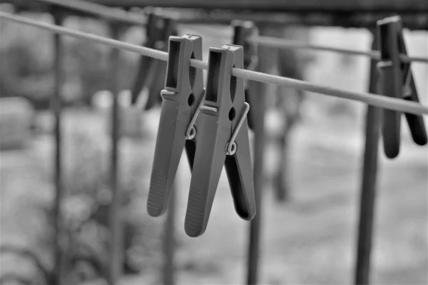 Wasknijpers Een Waslijn Het Balkon — Stockfoto
